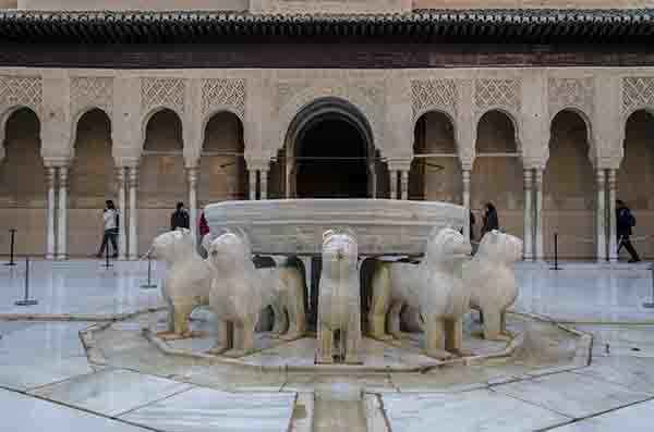 Granada 044 - La Alhambra - palacios Nazaries - Patio de los Leones.jpg
